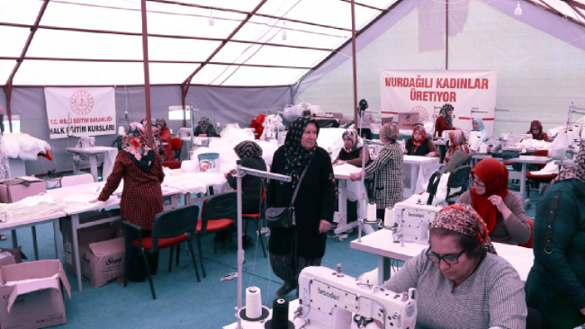 Depremzede kadınlar aynı kaderi yaşadıkları insanların ihtiyaçları için mesai yapıyor